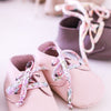Mini- und Kinder-Stiefeletten aus echtem Leder, Liberty London Mini-Loafer aus echtem Leder mit Stoffschnürsenkeln – Puder