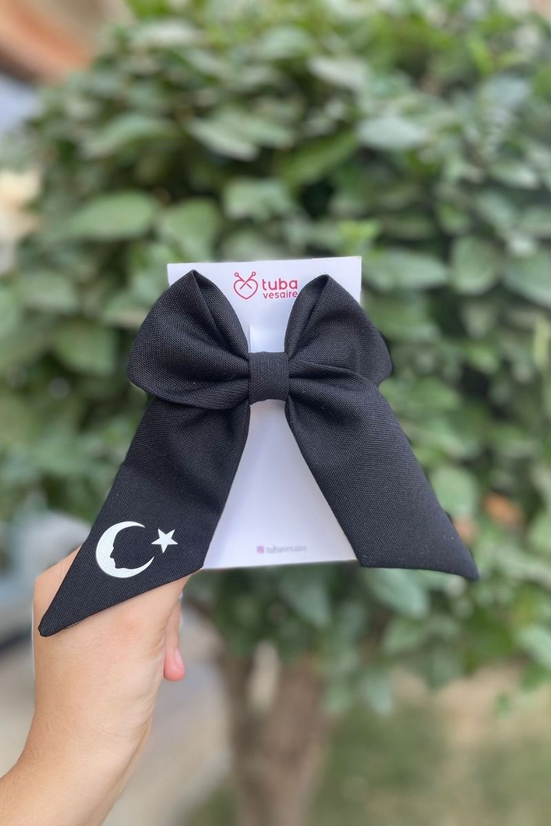 Tuba Vesaire Atatürk Silüetli Bayrak Baskılı Toka - Siyah
